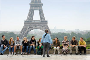 europe-students-tour-eiffel-large